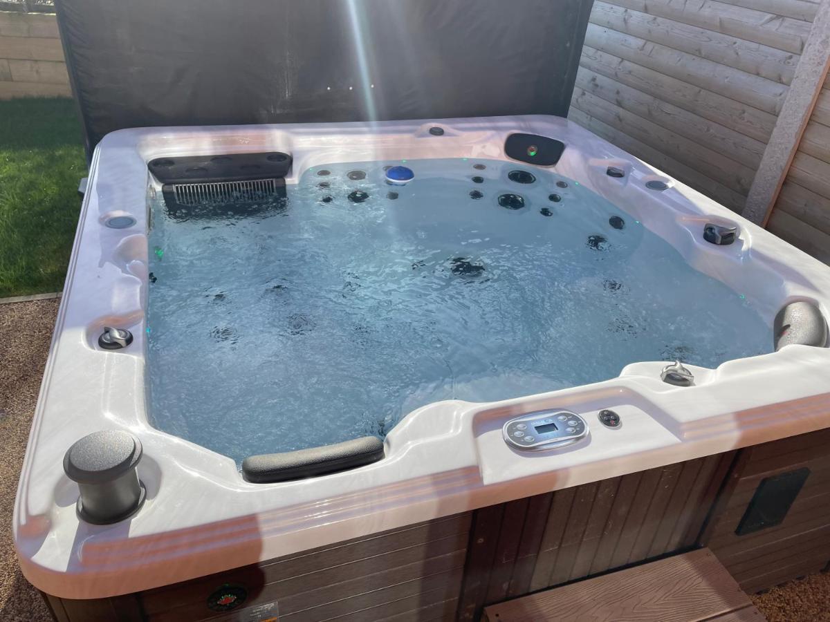 31 Cherry East Riding Of Yorkshire Hot Tub & Fishing Garton Exterior photo